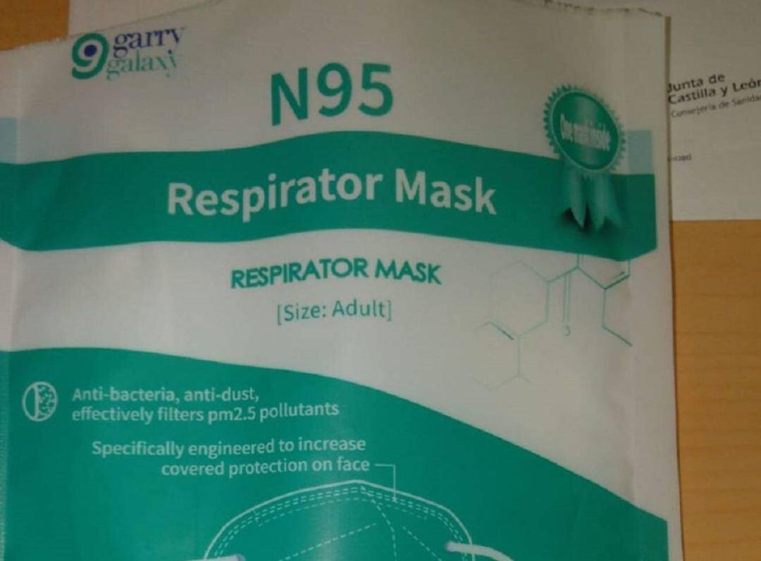 Imagen de una de las mascarillas defectuosas que han tenido que ser retiradas