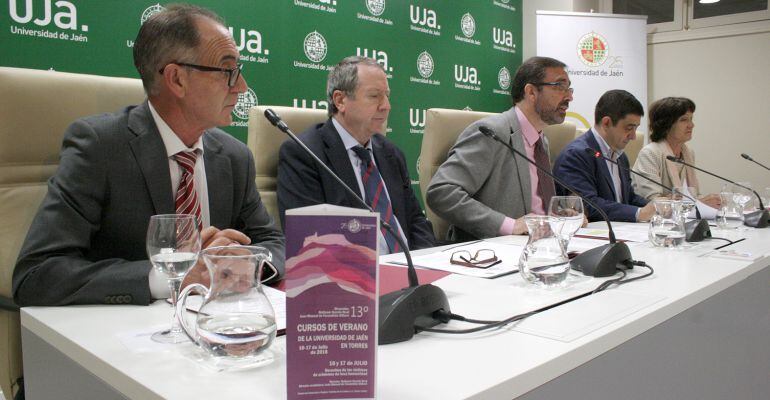 Representantes de las administraciones organizadoras y que colaboran en una nueva edición de los Cursos de Verano de la Universidad de Jaén en Torres.