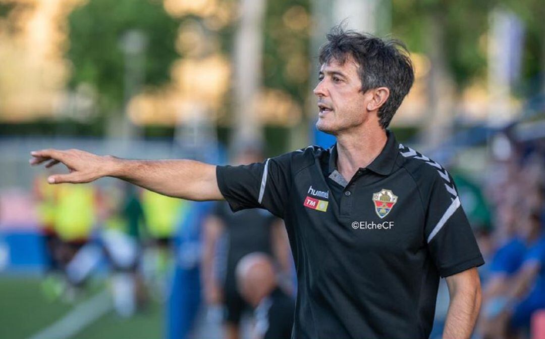 El técnico del Elche, Pacheta, dando instrucciones a sus jugadores