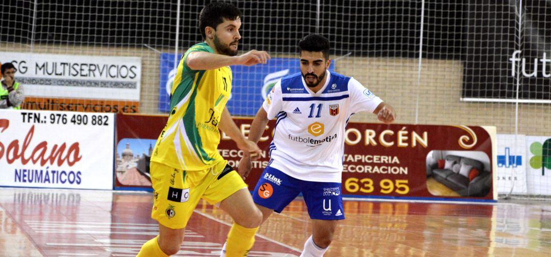 Dani Martín conduce el balón ante la presión de un jugador de Zaragoza.