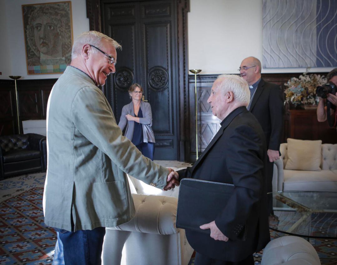 El arzobispo de València, Antonio Cañizares, se ha reunido este martes con el alcalde, Joan Ribó en el Ayuntamiento