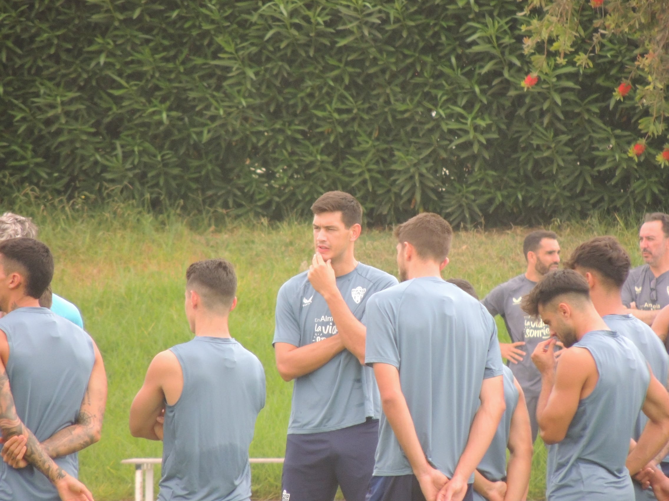 César Montes, pensativo en la charla de Rubi.