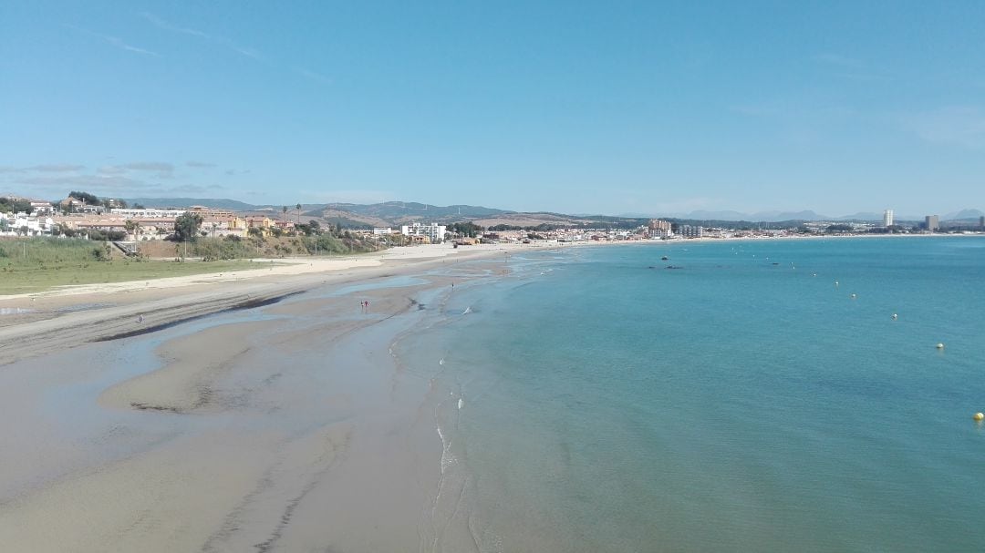 En esta imagen tomada desde el puente del Acceso Norte al Puerto de Algeciras se observa el efecto del arrastre de arena hacia la Concha.