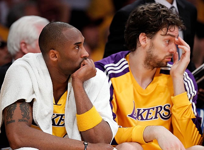 Kobe y Gasol, en el banquillo de los Lakers