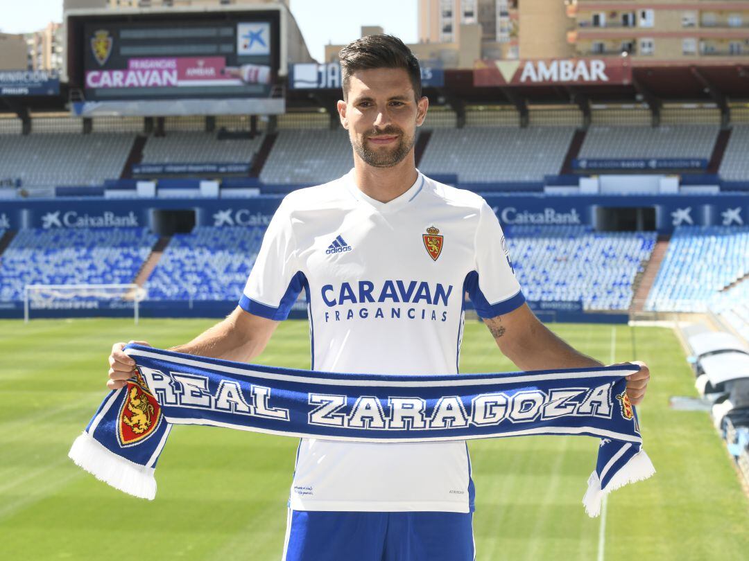 Adrián González posa con la equipación blanquilla en La Romareda