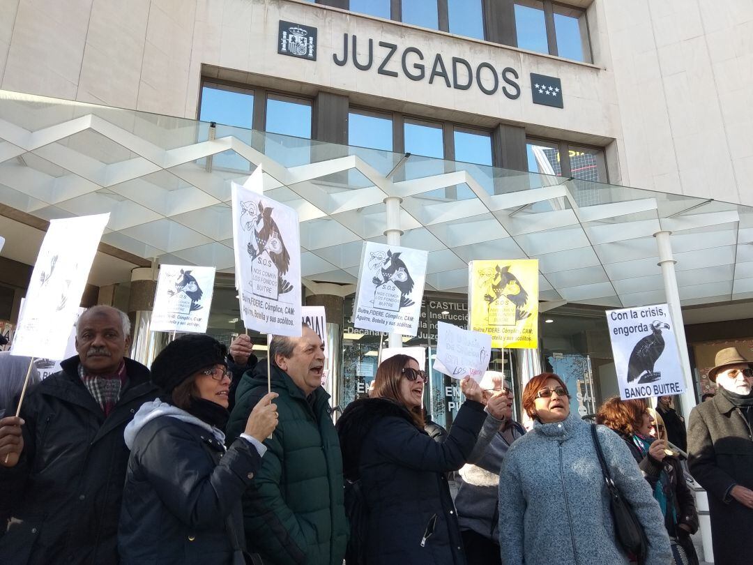 Afectados por la venta de viviendas del IVIMA a las puertas de los juzgados de Plaza de Castilla. 