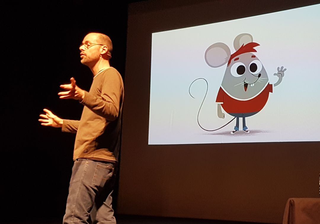 El creativo de Paramotion Films, Alfonso Fulgencio, durante la presentación a los escolares segovianos del ratón Miñón, animado en tres dimensiones