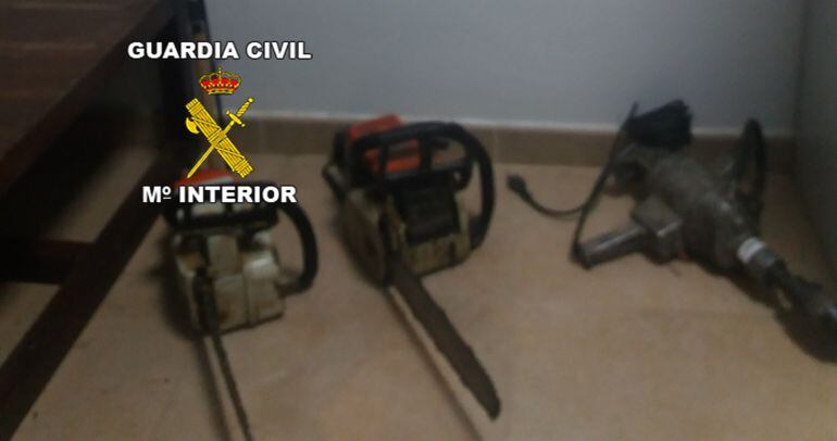 Parte de la maquinaria recuperada por la Guardia Civil