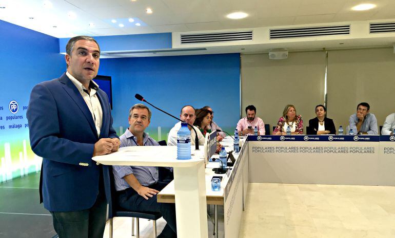 El presidente provincial del PP, Elías Bendodo, durante su intervención en el Consejo de Alcaldes. A su derecha le escucha atentamente el alcalde de Estepona, José María García Urbano, número uno a Congreso