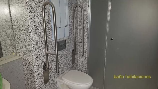 Detalle del aseo de una habitación