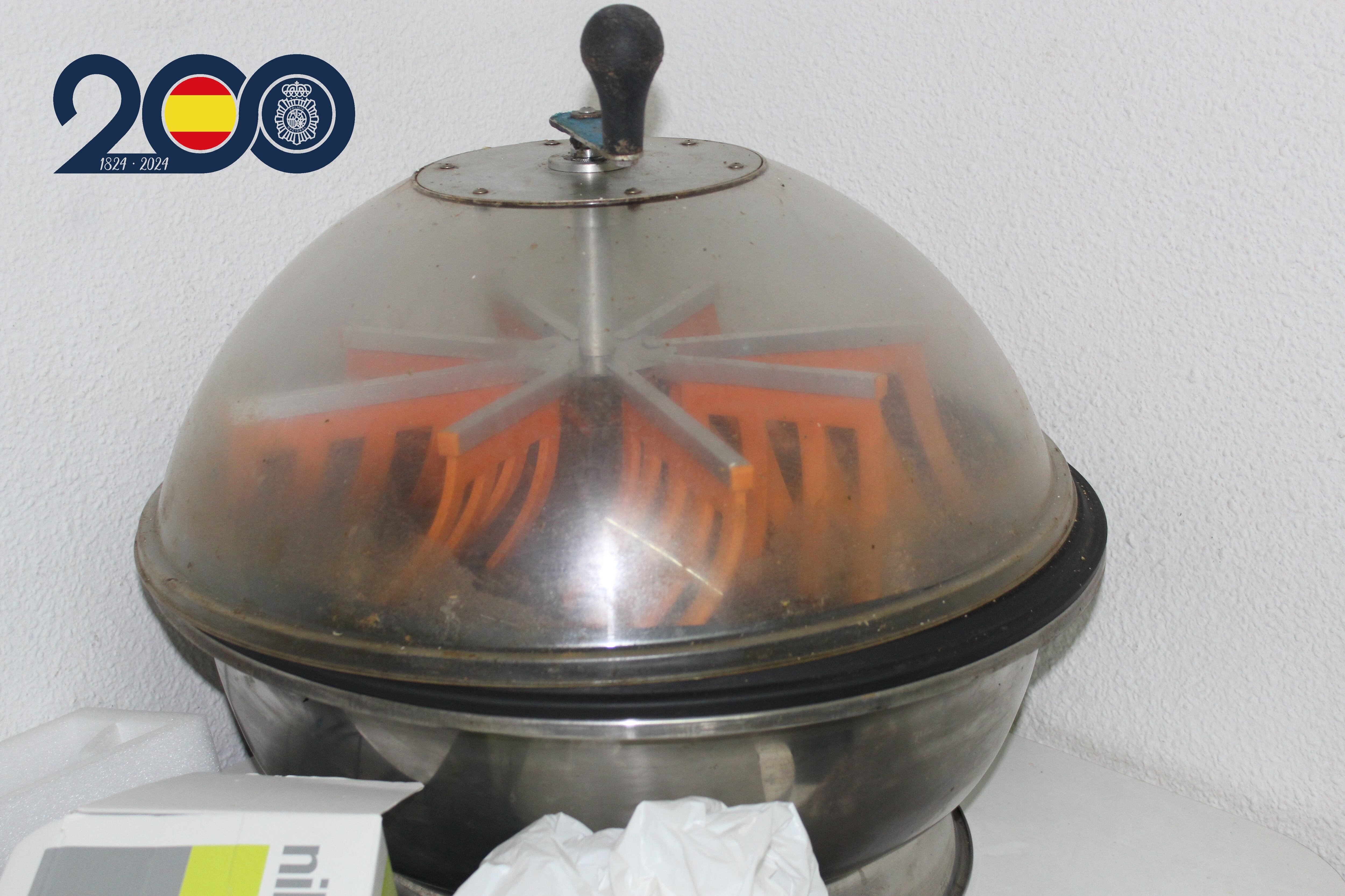 Entre los efectos intervenidos se localizaron tres máquinas de pelar marihuana, utilizadas para dar salida al gran volumen de las producciones