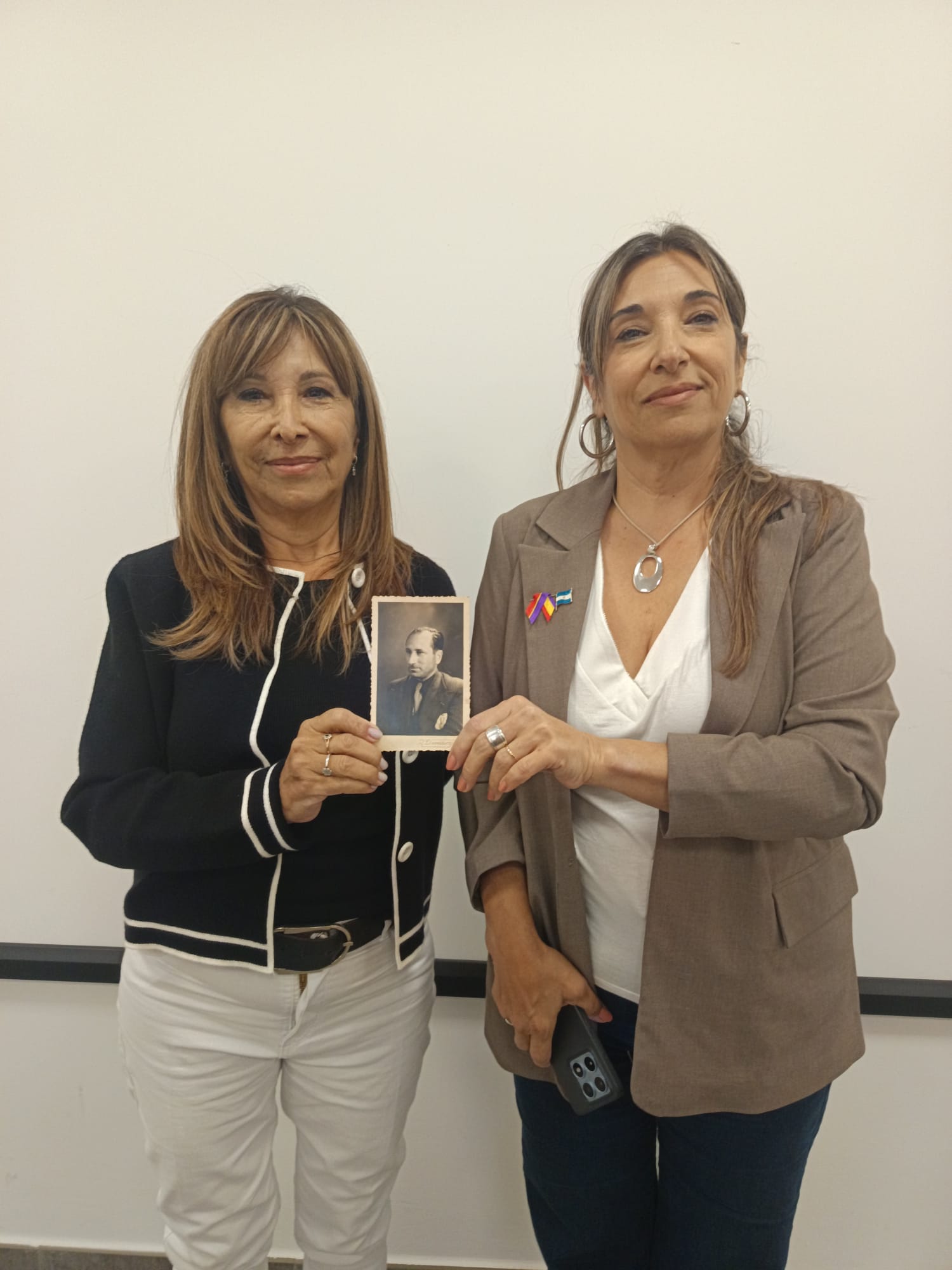Las nietas de Luis Rubio posan con la fotografía de su abuelo, exiliado a Francia en 1939