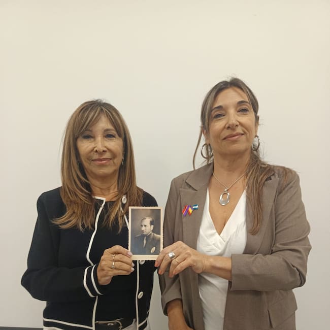 Las nietas de Luis Rubio posan con la fotografía de su abuelo, exiliado a Francia en 1939