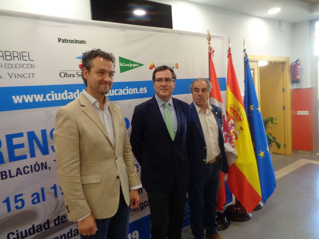 Antonio Garamendi, en el centro, acompañado de Enrique García ((izq)m director de San Gabriel, y Graciano Palomo, coordinador del curso