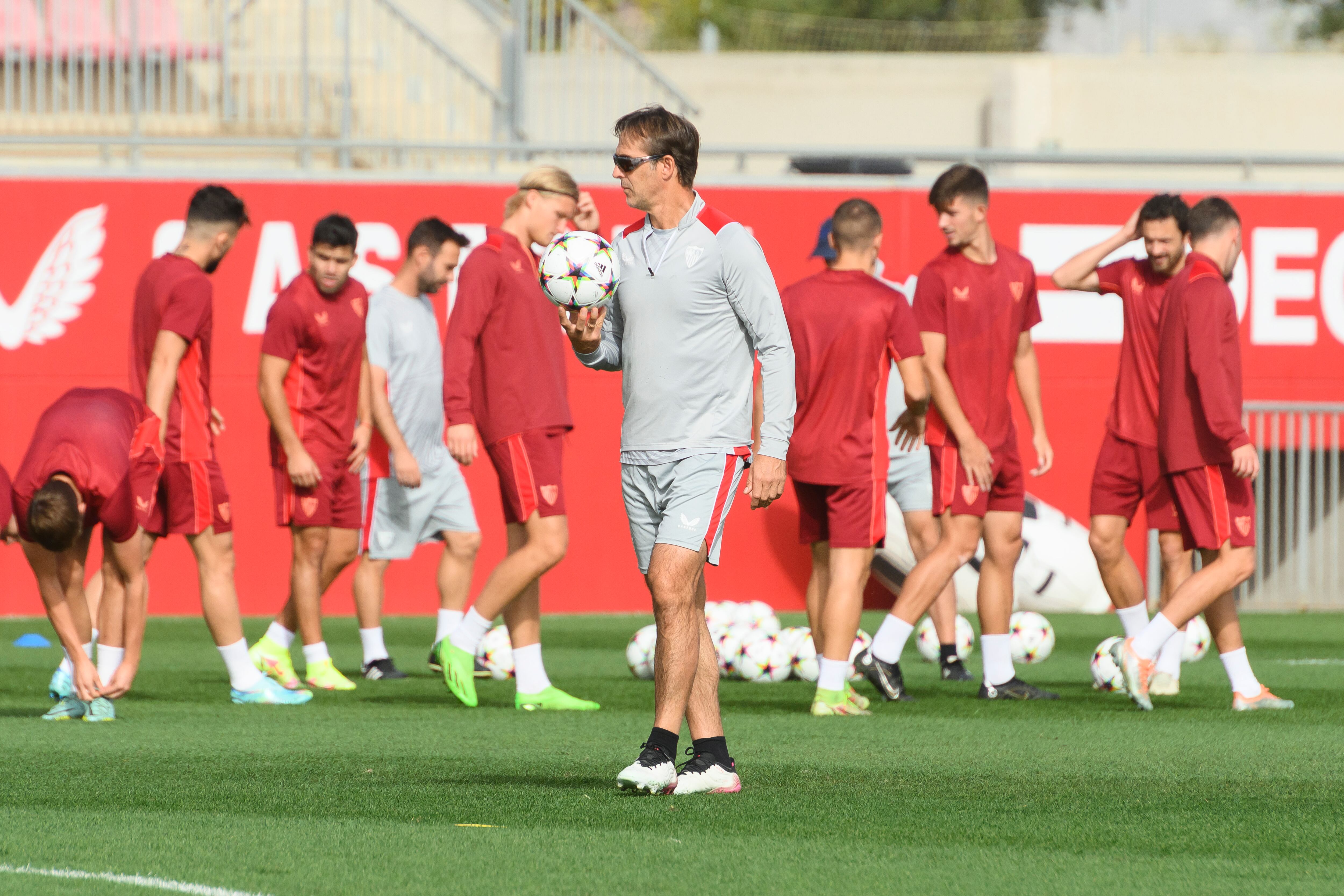 GRAFAND3789. SEVILLA, 04/10/2022.- El entrenador del Sevilla, Julen Lopetegui, durante el entrenamiento realizado este martes con su plantilla en la ciudad deportiva del club para afrontar el partido del próximo miércoles en el estadio Ramón Sánchez-Pizjuán ante el Borussia Dortmund alemán, de la tercera jornada en el grupo G de la Liga de Campeones y que afronta el conjunto hispalense inmerso en una profunda crisis de resultados. EFE/ Raúl Caro.
