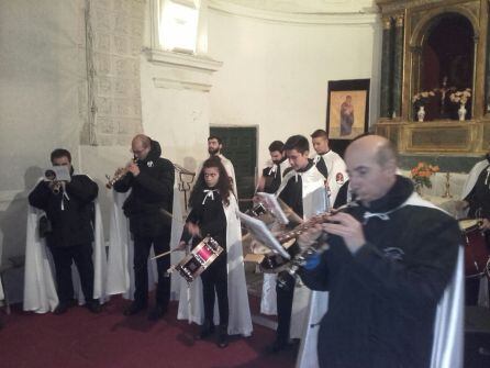 La Banda de Tambores y Dulzainas que acompaña a la Cofradía de El Calvario interpreta una pieza en el interior de la capilla de Santo Tomé