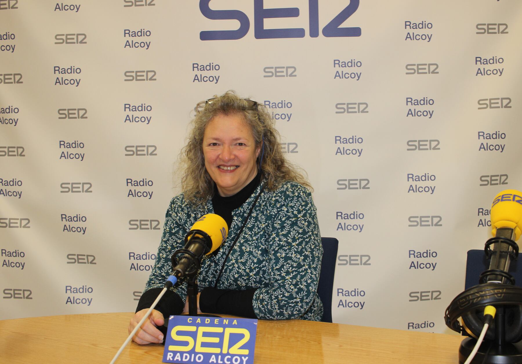 Marcela Ripoll, coordinadora de Solc, en el estudio central de Radio Alcoy