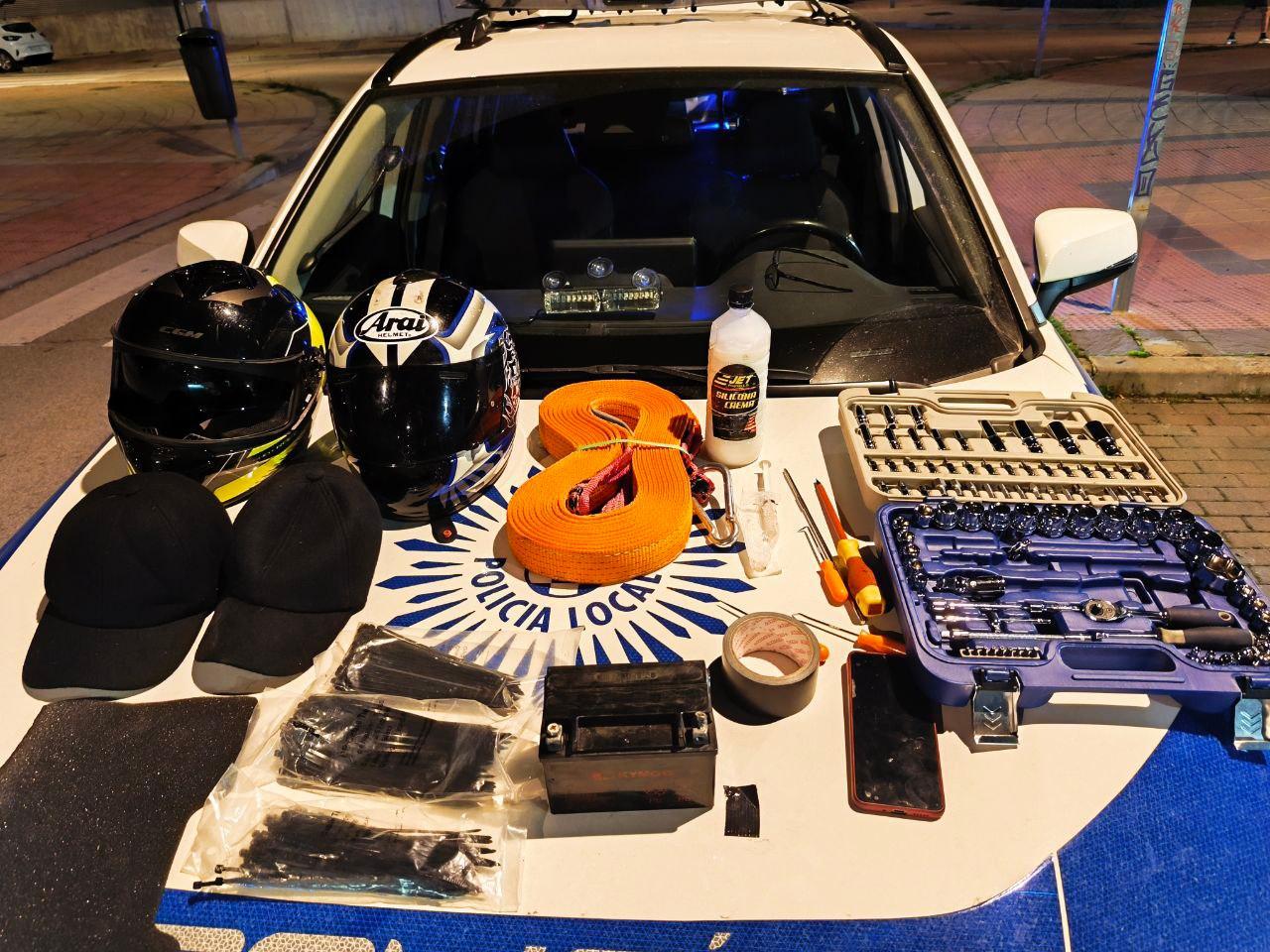 Los agentes se incautaron de varios objetos utilizados para acceder a garajes y abrir coches