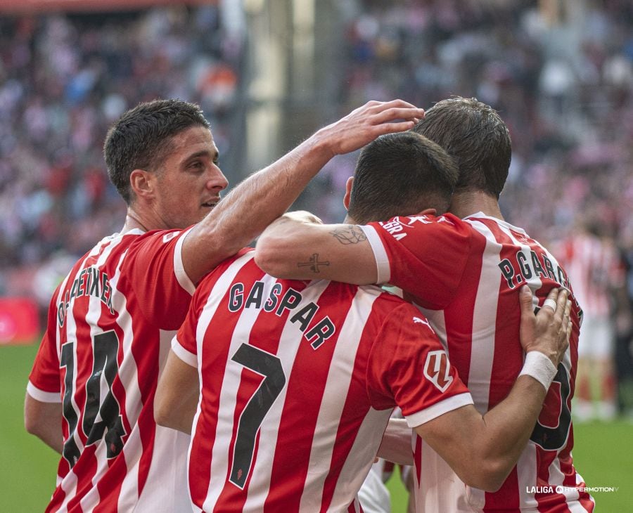 Los jugadores del Sporting celebran el gol de Gaspar al Cádiz.