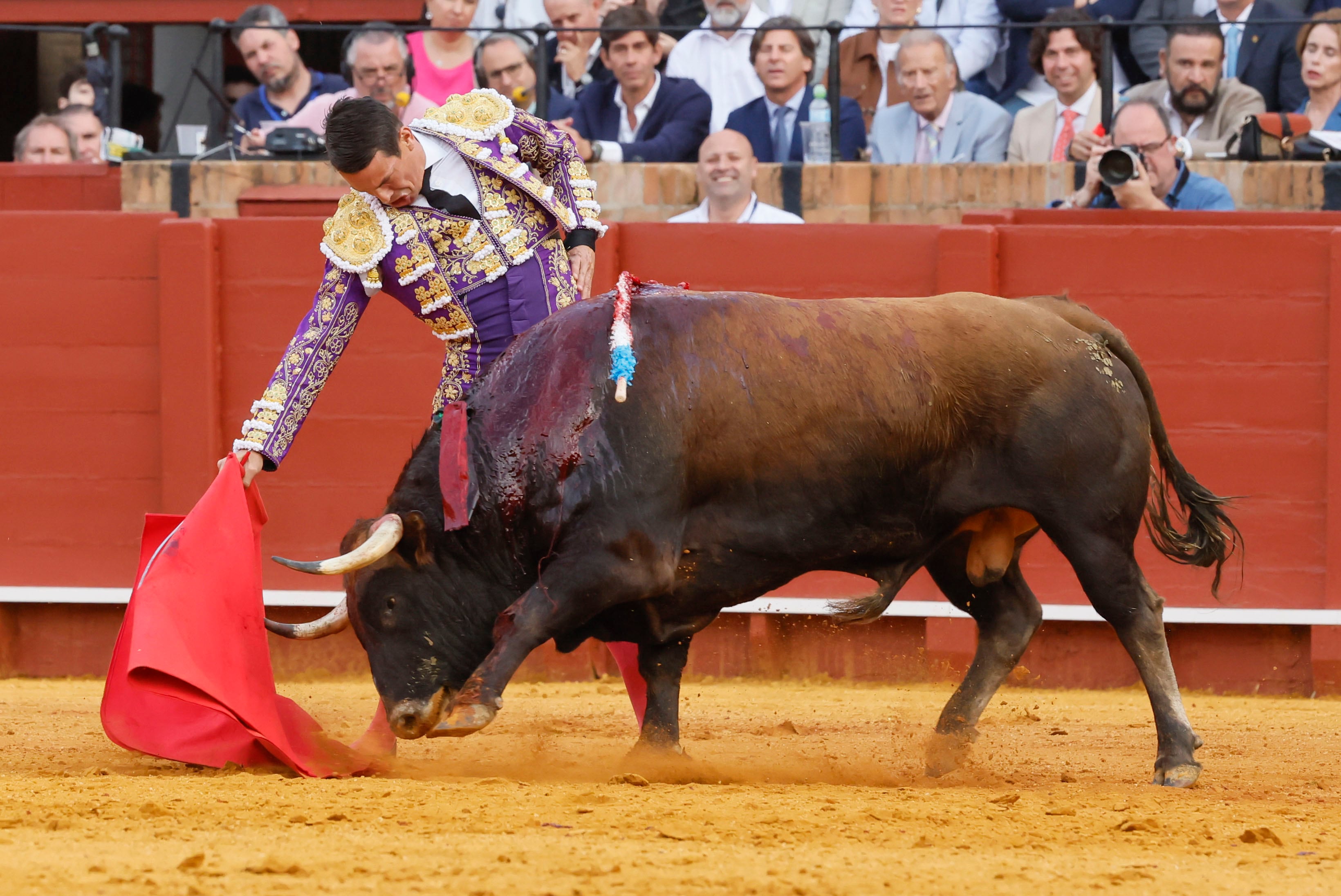 SEVILLA, 21/04/2026.- El diestro José María Manzanares con su segundo toro durante la décima corrida de la Feria de Abril de Sevilla, con reses de la ganadería de Núñez del Cuvillo, este martes en la plaza de la Maestranza. EFE/José Manuel Vidal