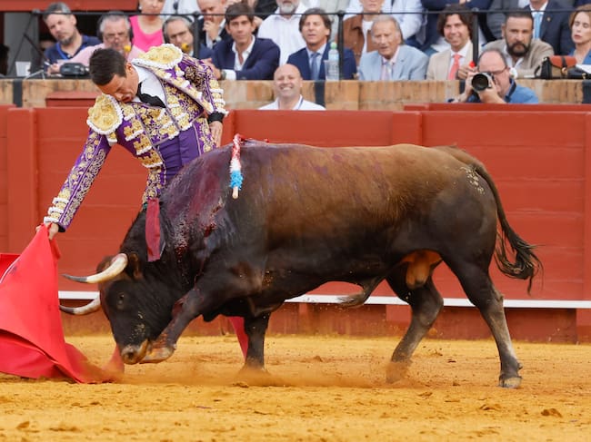 SEVILLA, 21/04/2026.- El diestro José María Manzanares con su segundo toro durante la décima corrida de la Feria de Abril de Sevilla, con reses de la ganadería de Núñez del Cuvillo, este martes en la plaza de la Maestranza. EFE/José Manuel Vidal