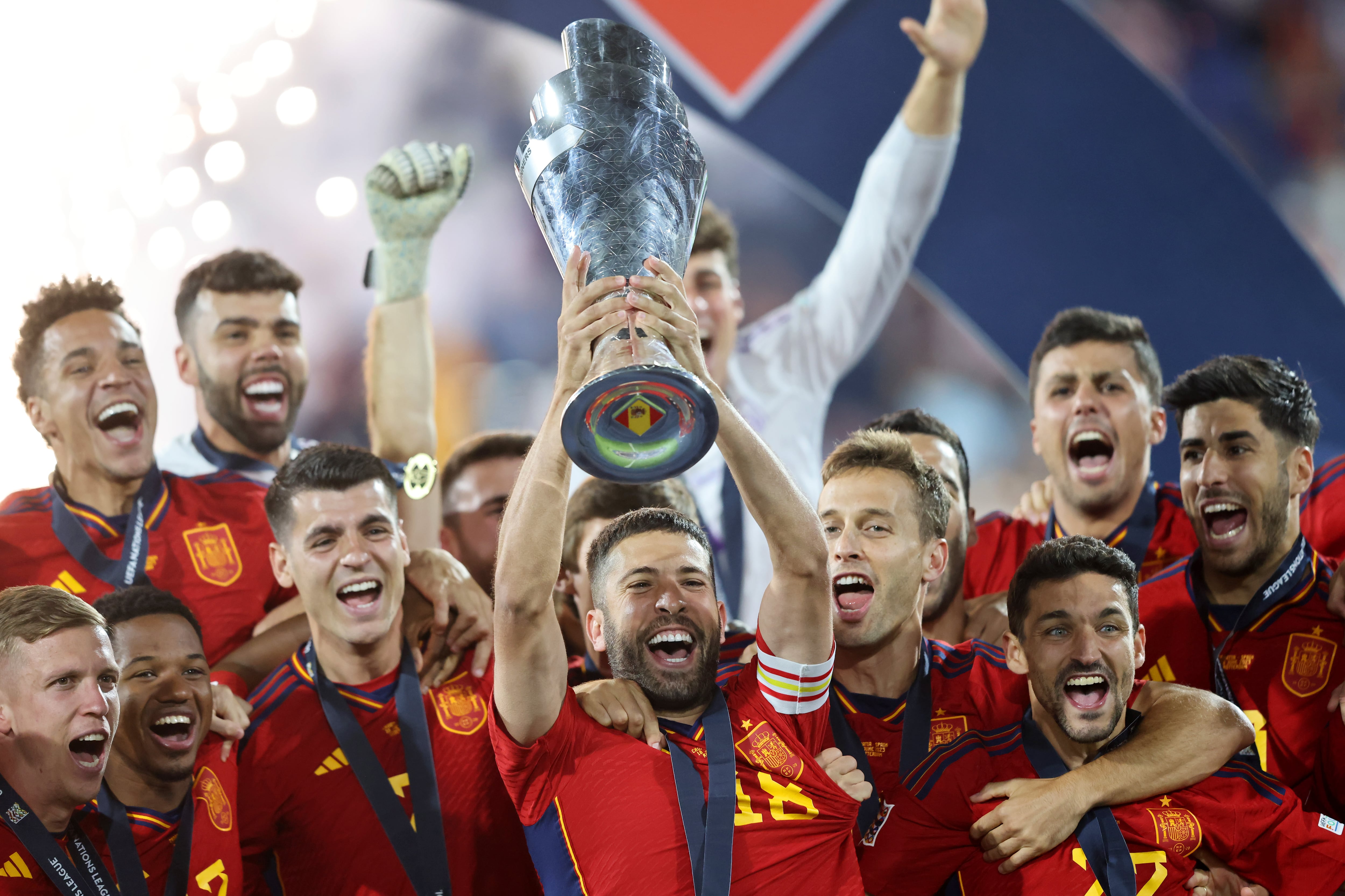 Jordi Alba levanta el trofeo de la Liga de Naciones, el pasado mes de junio.