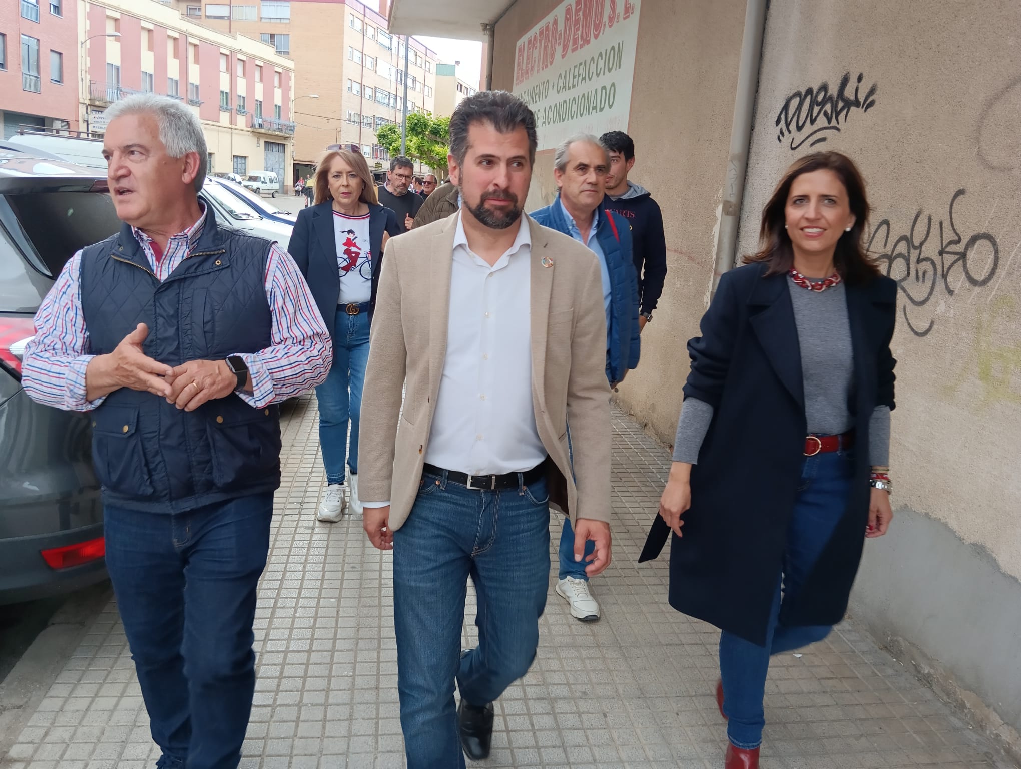 Ildefonso Sanz (izq), acompañado de Luis Tudanca y Esther Peña, encabeza el paseillo desde los Jardines hasta el polideportivo