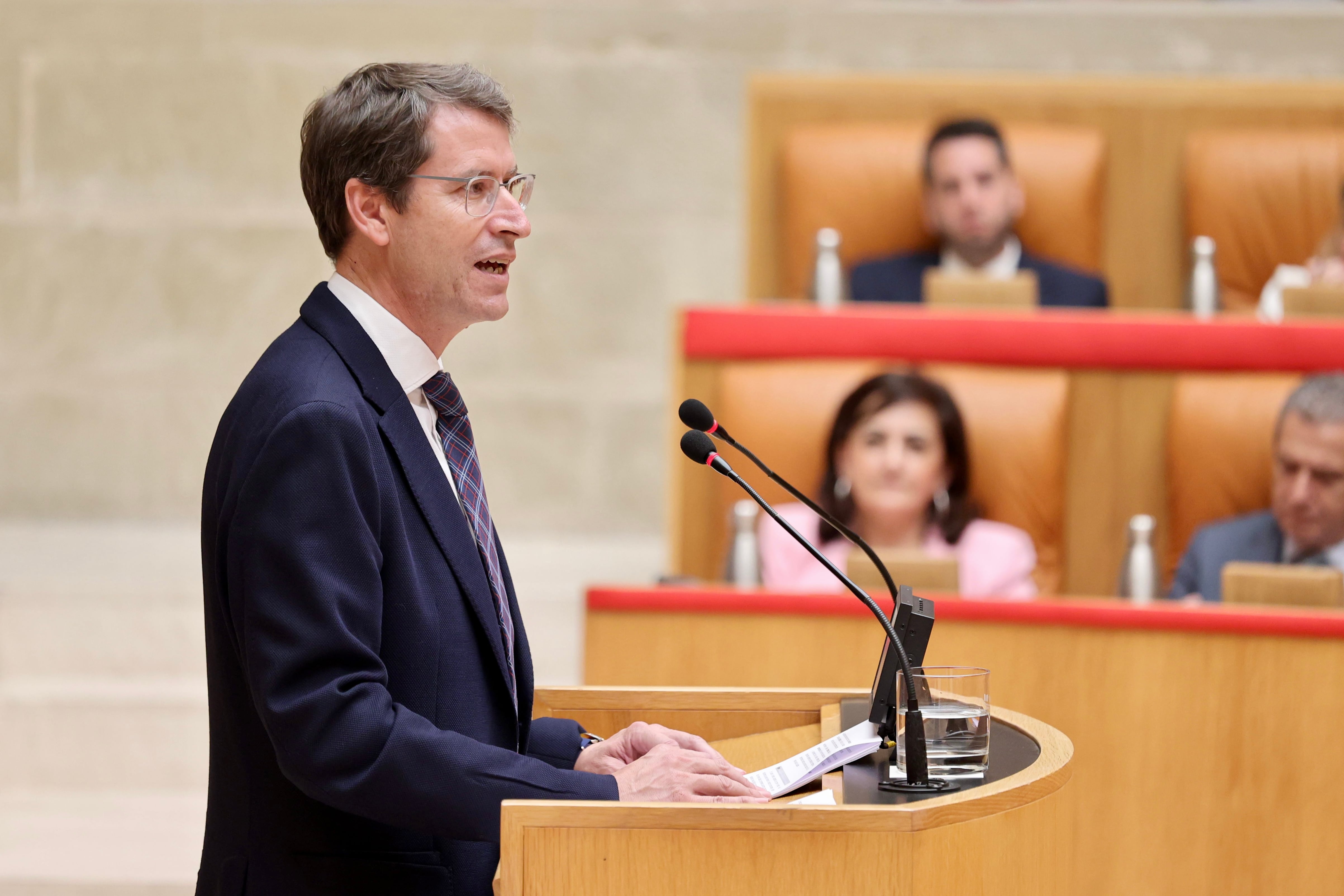 LOGROÑO (LA RIOJA) 27/06/2023.- El candidato a presidir el Gobierno de La Rioja, el popular Gonzalo Capellán, expone su programa político en el inicio del pleno de investidura, con la seguridad de que será elegido al día siguiente, al tener su partido la mayoría absoluta en el Parlamento regional.-EFE/Raquel Manzanares
