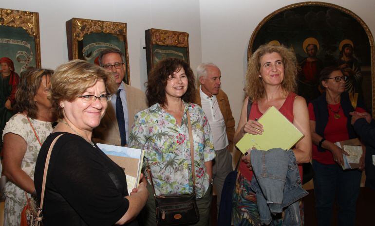 Marisa Mantecón (C), ha sido la visitante número 100.000 de la exposición &#039;Mons Dei&#039; de Las Edades del Hombre en Aguilar de Campoo, en la imagen junto al director general de Patrimonio Cultural, Enrique Saiz y a compañeras de viaje