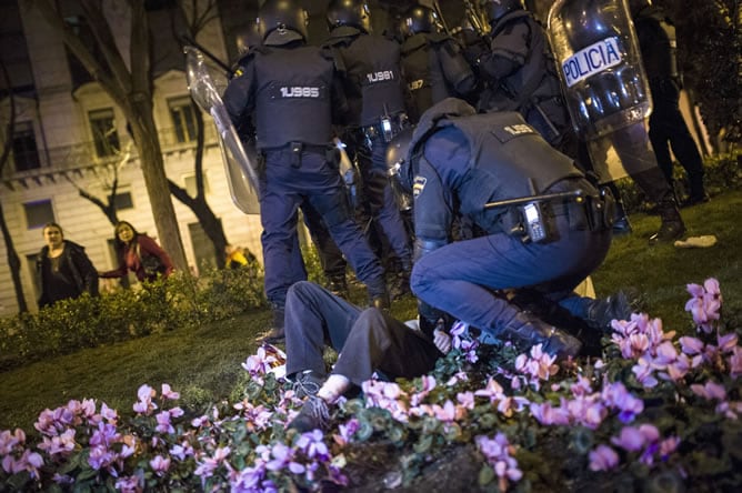 Varios policías durante los disturbios producidos esta noche al término de las marchas por la dignidad que han convocado a decenas de miles de manifestantes en Madrid.