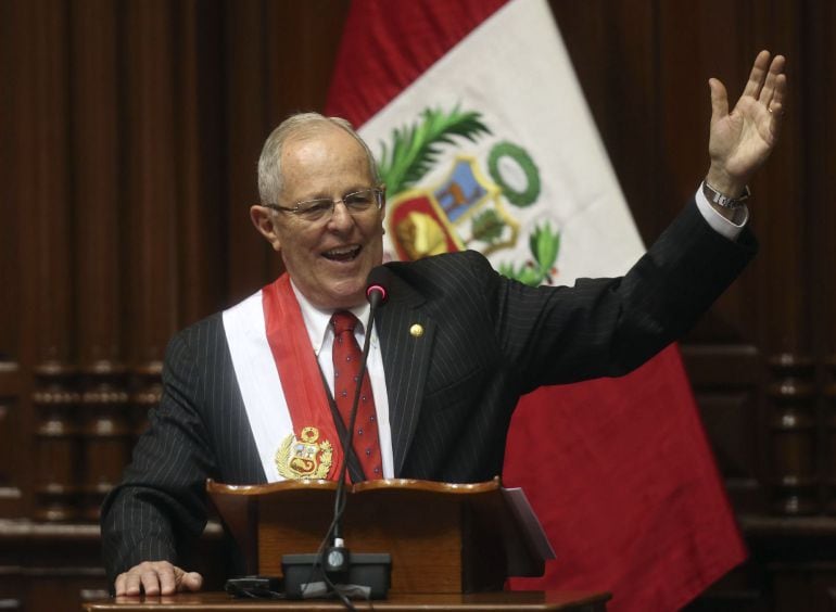 -FOTODELDIA- Corrige crédito - LIM33. LIMA (PERÚ).- El presidente de Perú, Pedro Pablo Kuczynski, jura en la ceremonia de su investidura hoy, jueves 28 de julio de 2016, en la sede del Congreso de la República, en Lima (Perú). Kuczynski tomó hoy posesión 