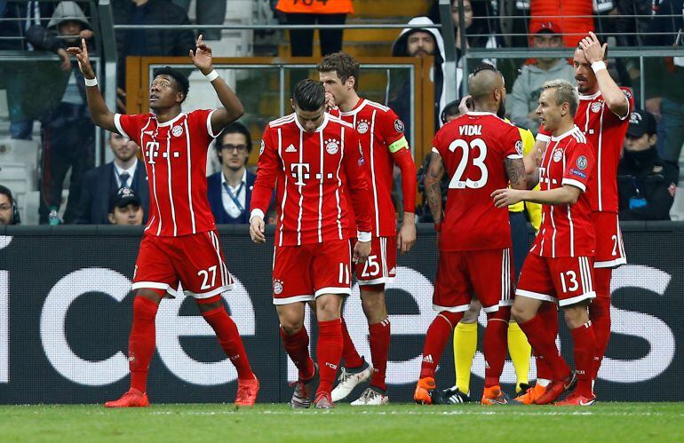 Los jugadores del Bayern celebran el gol de Sandro