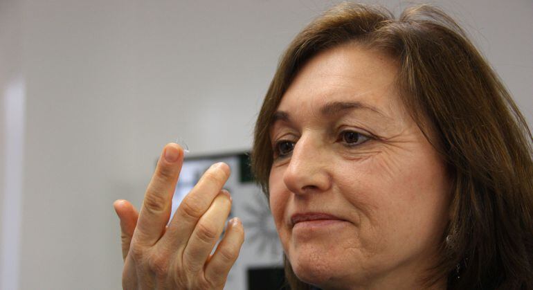 La profesora de la Facultat de Óptica de la UPC, Carme Serés, con la lente de contacto desarrollada por Jaume Pauné