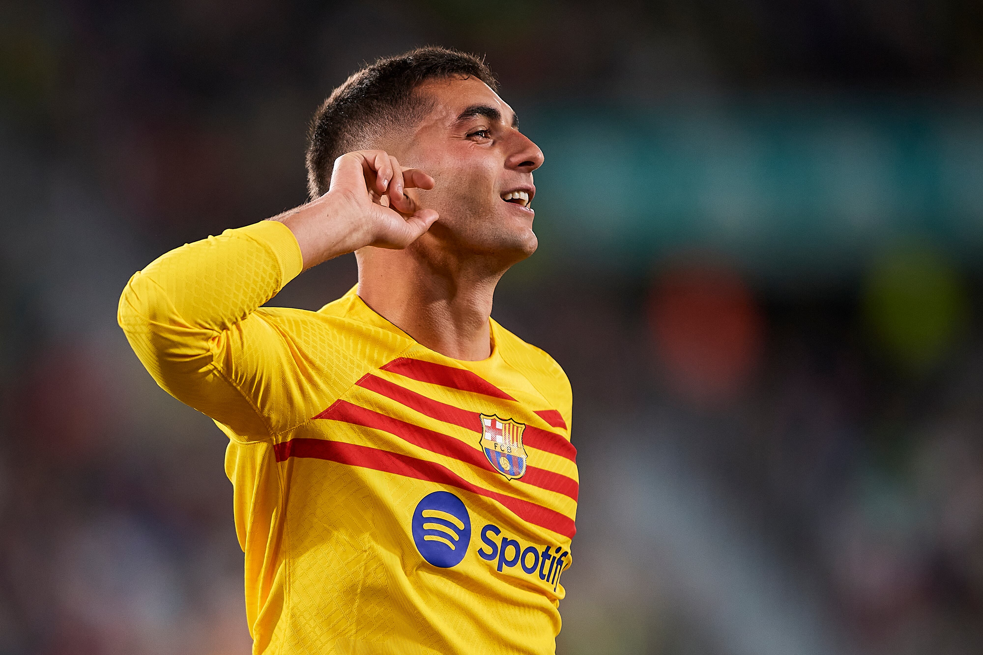 Ferran Torres celebra un gol con el Barcelona