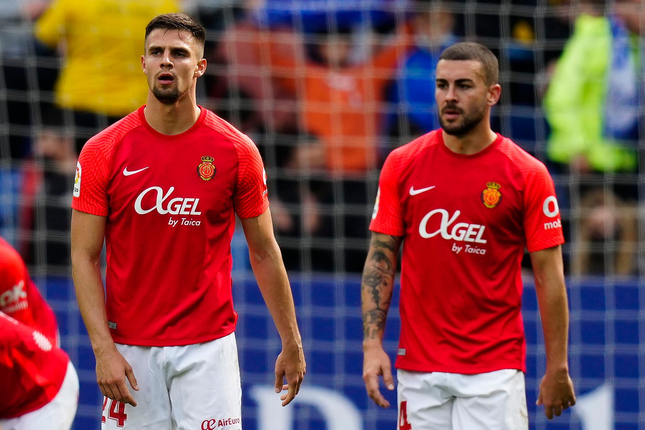 GRAF3062. BARCELONA, 20/03/2022.- Los jugadores del RCD Mallorca, Martín Valjent (i) y Daniel Rodríguez Vázquez (d) durante el partido de la 29 jornada de La Liga Santander de fútbol de este sábado que enfrenta el RCD Espanyol y el R Mallorca en el RCDE Stadium .EFE/ Enric Fontcuberta.