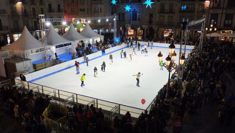 La pista de gel ubicada a la Plaça del Mercadal.
