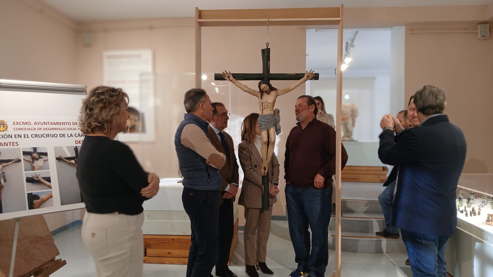 Restauradores y representantes políticos junto al Cristo  restaurado en Lorca