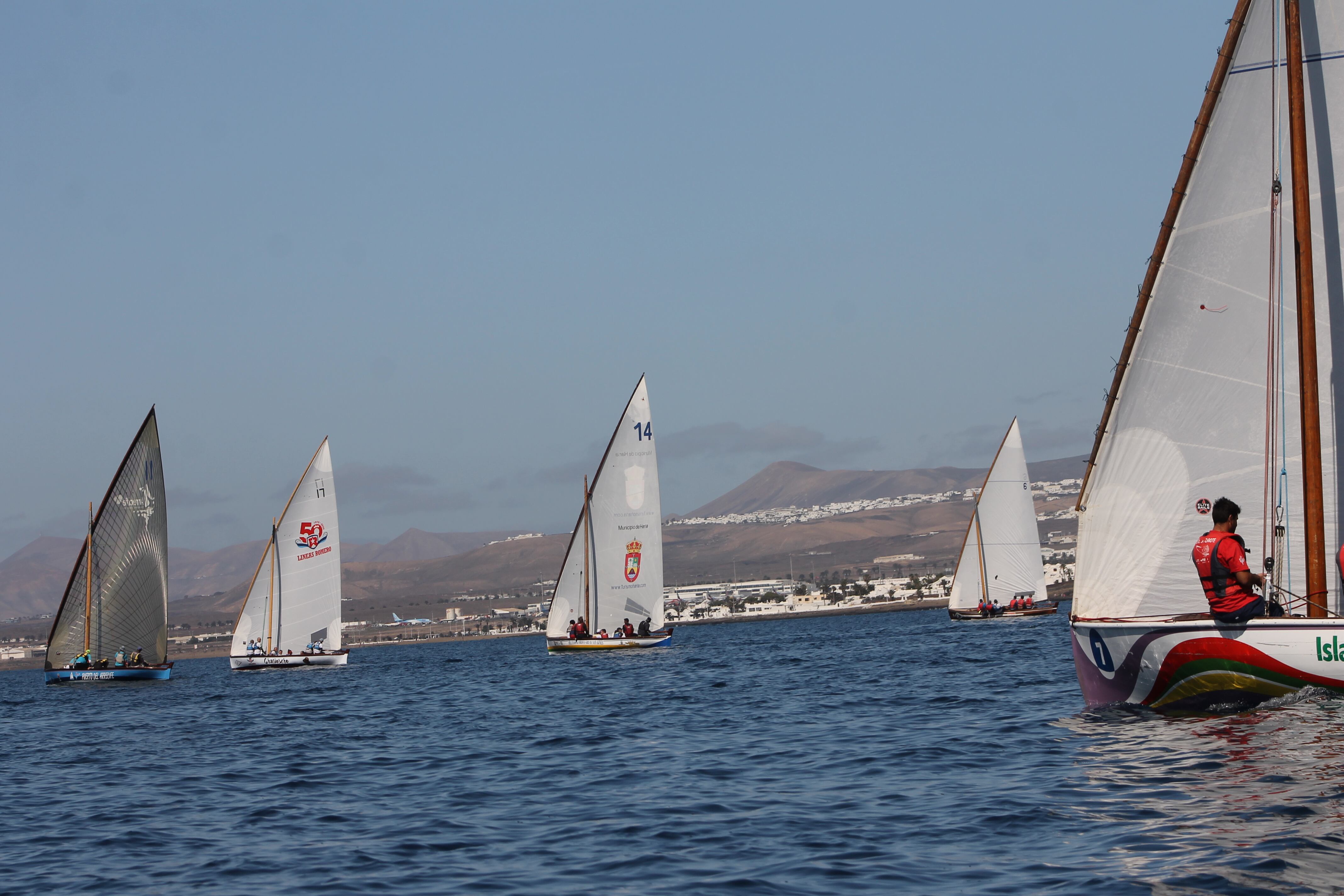 Varios de los participantes en la regata de apertura.