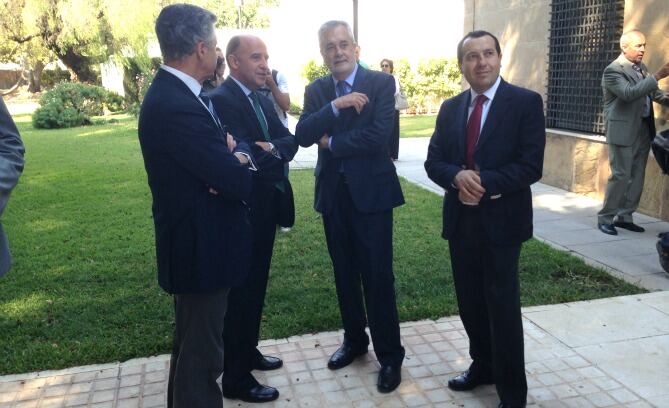 El presidente Griñan acompañado por el delegado del Gobierno andaluz en Málaga y varias autoridades