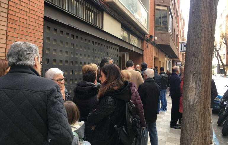 Así estaba la sede del PSOE con numerosos militantes esperando para votar