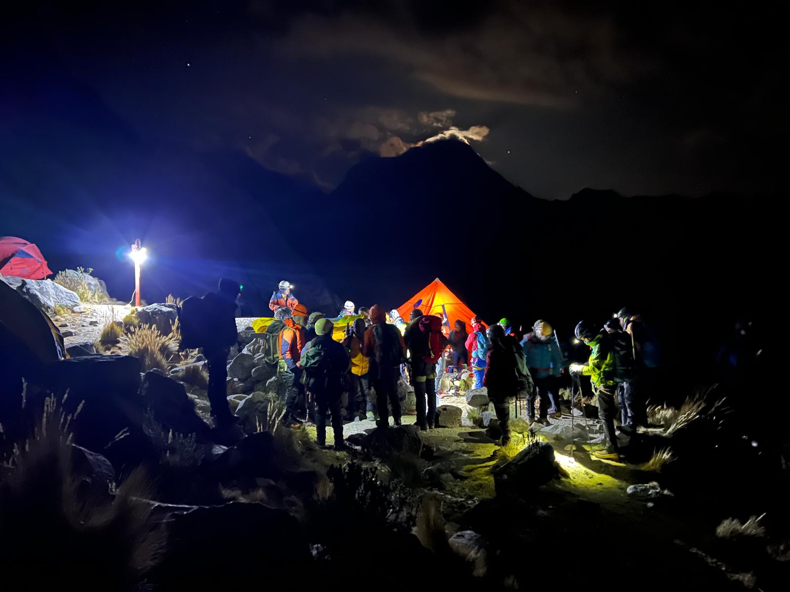 El campamento base antes de emprender la cumbre del Vallunaraju.