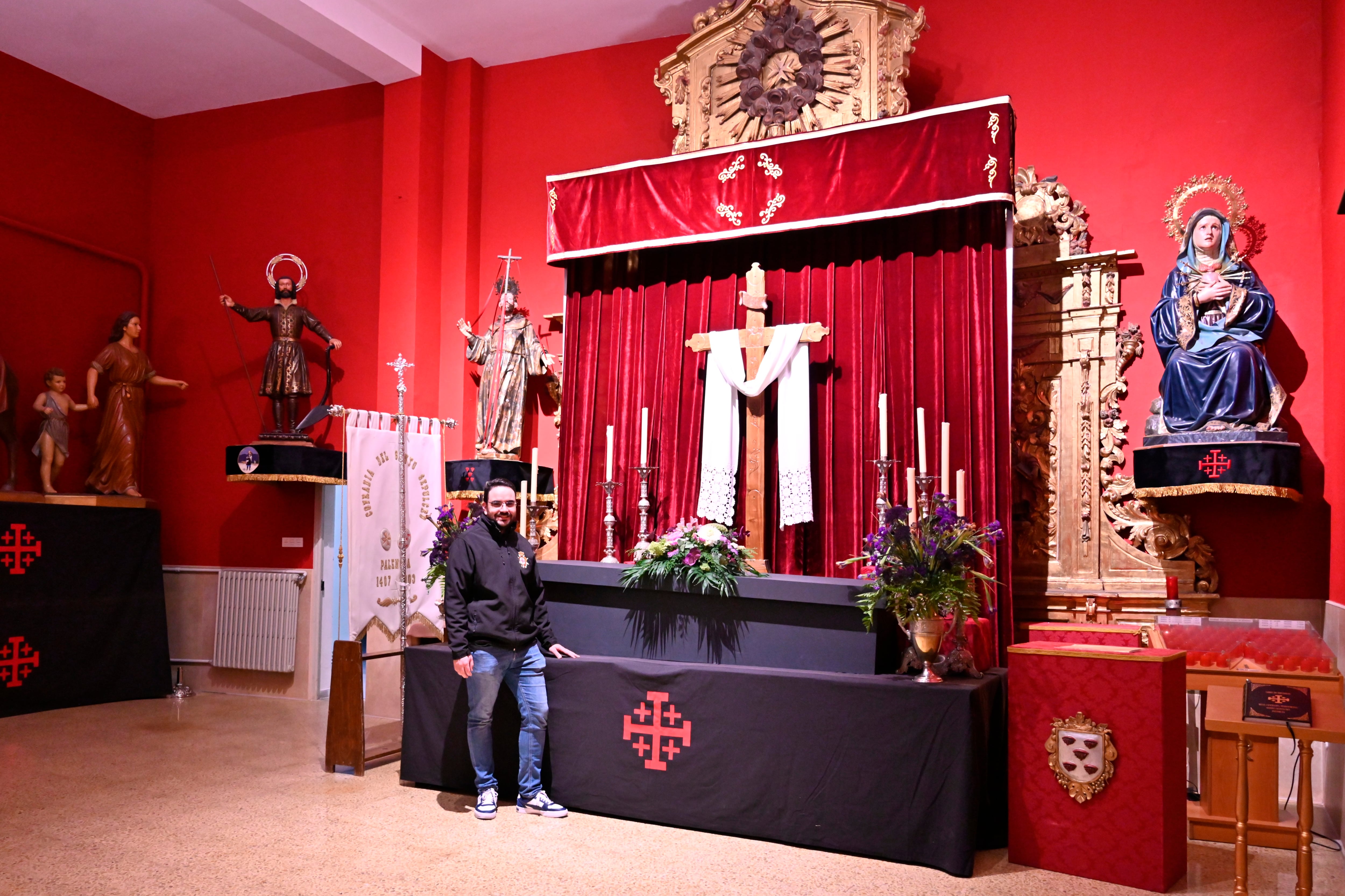 PALENCIA (ESPAÑA), 28/03/2026.- En la trastienda de cada cofradía hay una figura fundamental para que el engranaje funcione. El mayordomo prioste de la cofradía del Santo Sepulcro, Jorge García, explica en una entrevista a EFE los entresijos que mueven los hilos de cada acto para que todo salga perfecto. EFE/ Almudena Álvarez