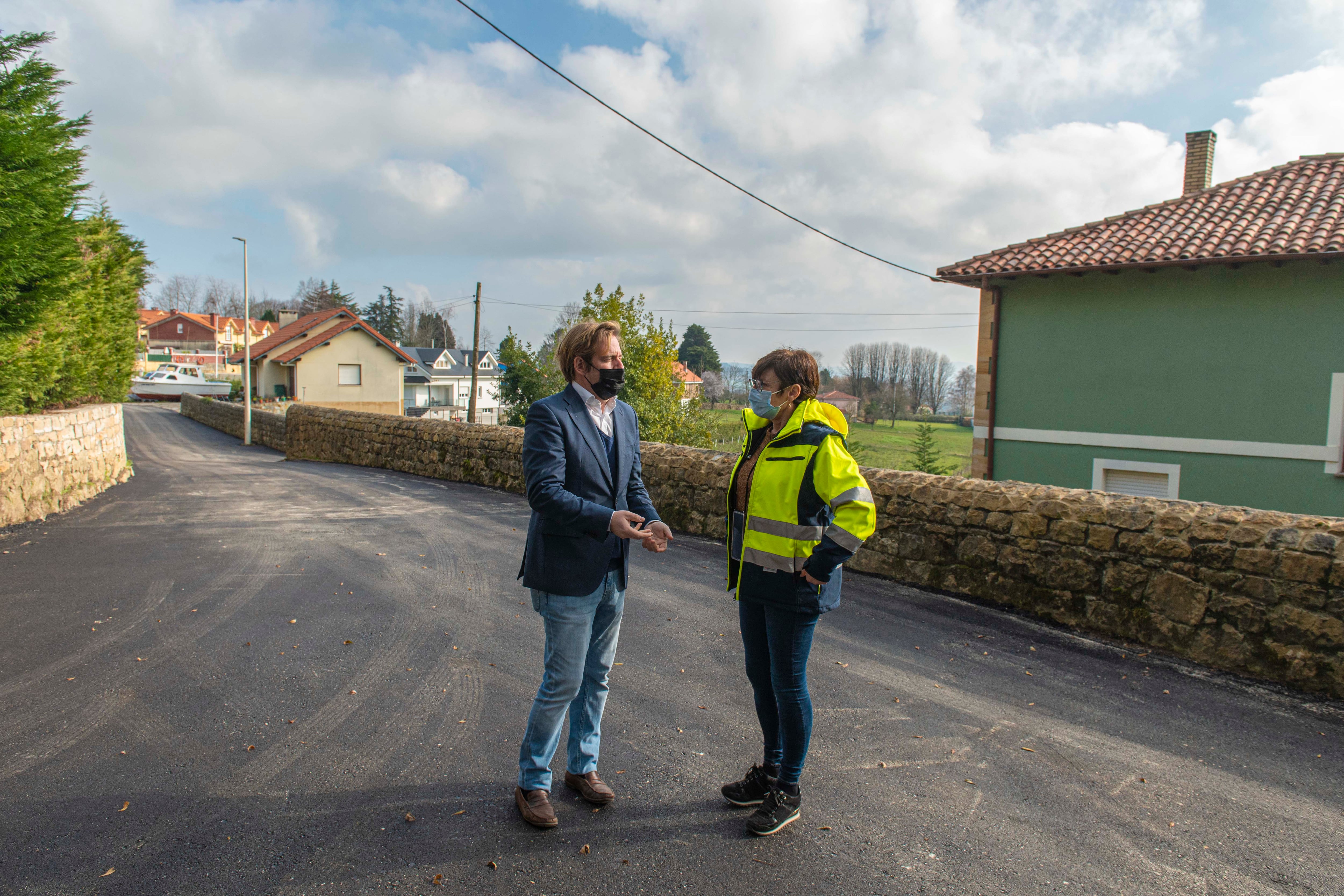 El alcalde de Reocín, Pablo Diestro, visita las obras de asfaltado.