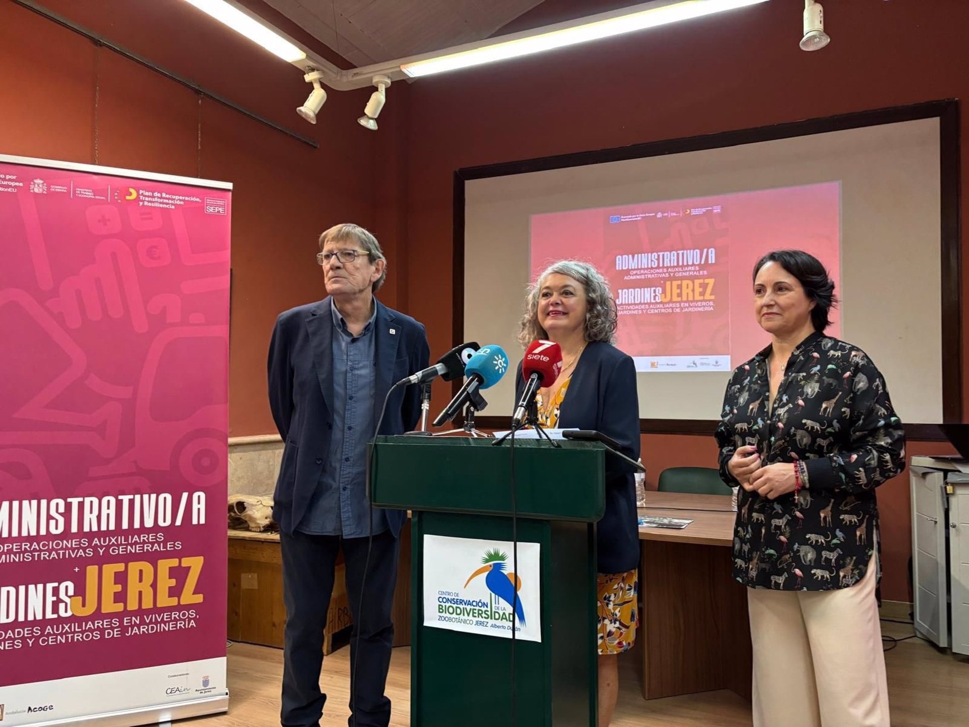 La subdelegada del Gobierno en Cádiz, Blanca Flores, explicando el Proyecto TándEM en Jerez