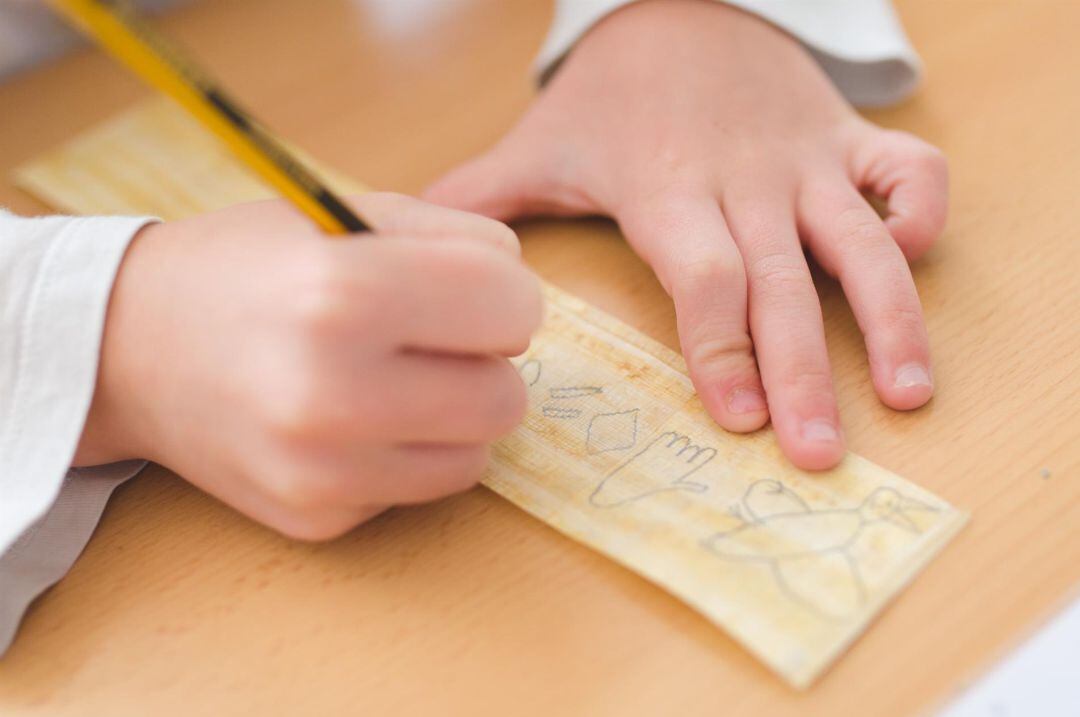 Niño participa en un taller de escritura egipcia