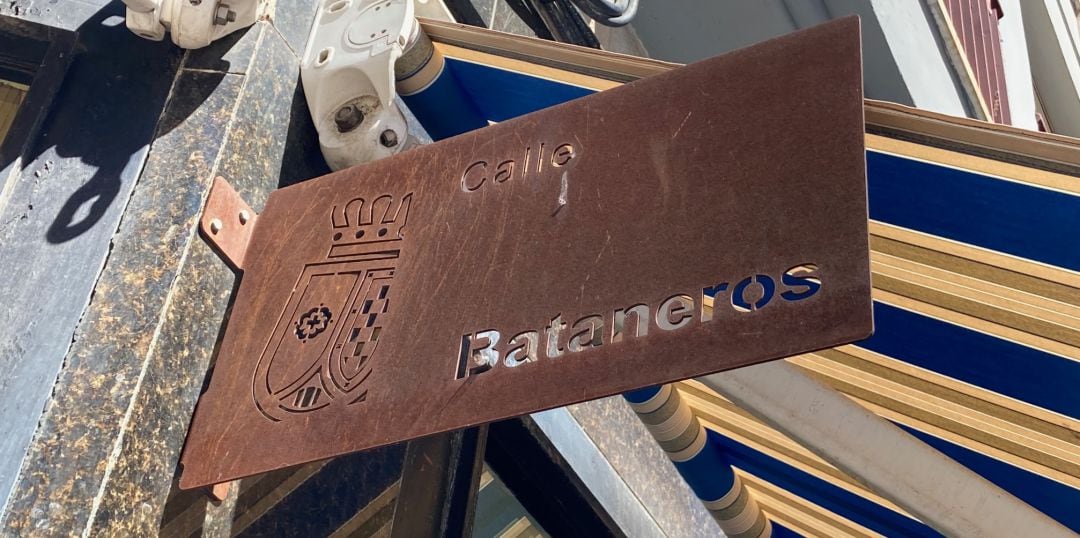 Imagen actual del cartel que indica la Calle Bataneros en Valdepeñas (Ciudad Real) 