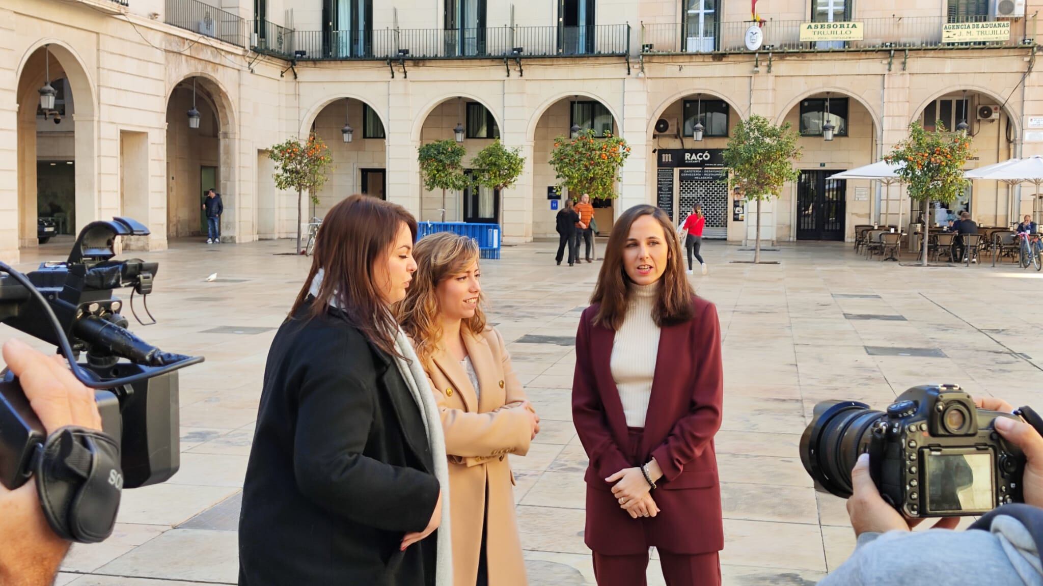 Ione Belarra (derecha) con la portavoz Pérez y la edil de San Vicente Jerez, antes de atender a los medios en Alicante