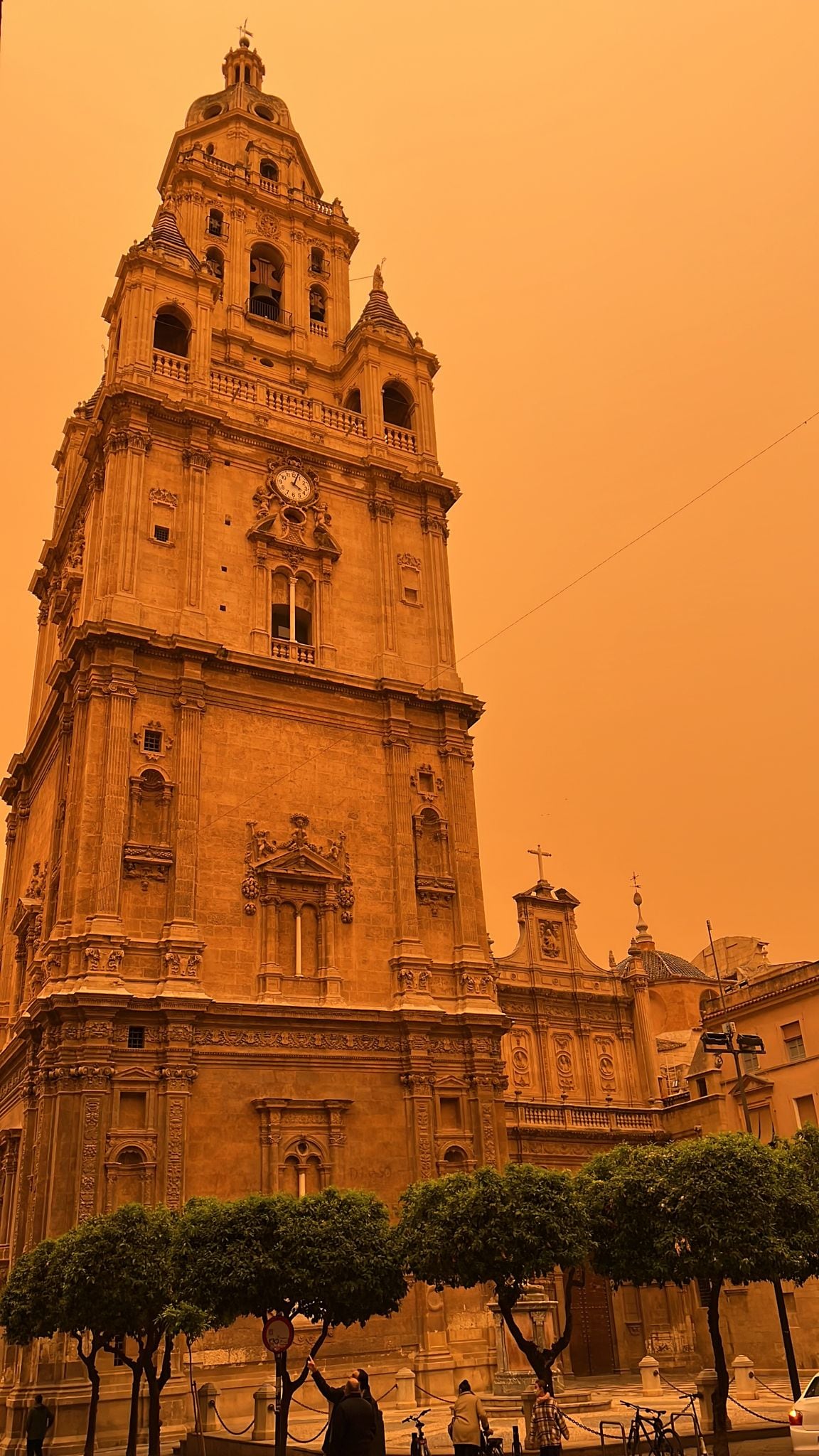 La Catedral de Murcia con el cielo color rojo por la calima