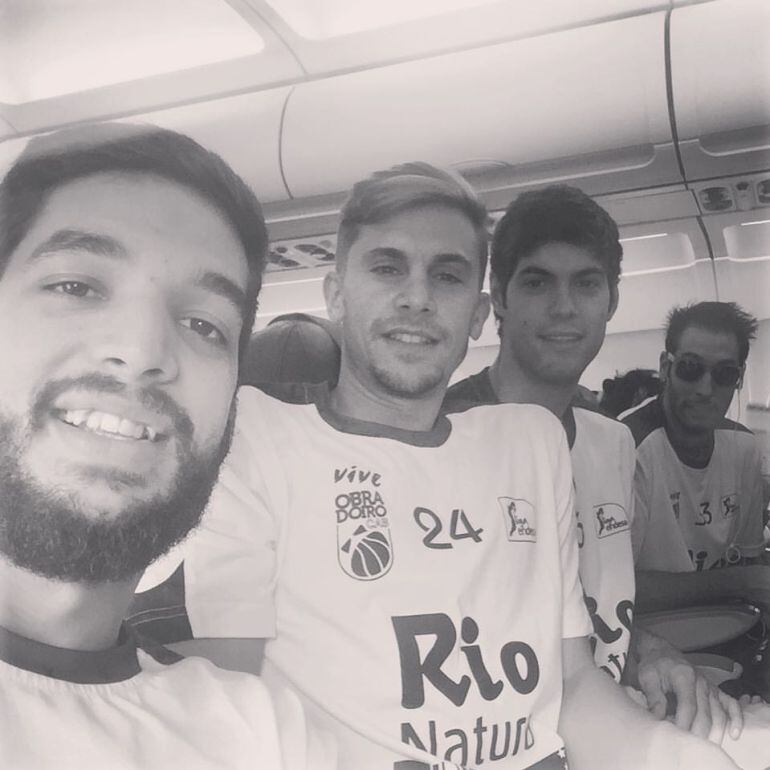 No podía faltar el selfie viajero. Pozas, Cárdenas, Yusta y Corbacho en el avión de partida