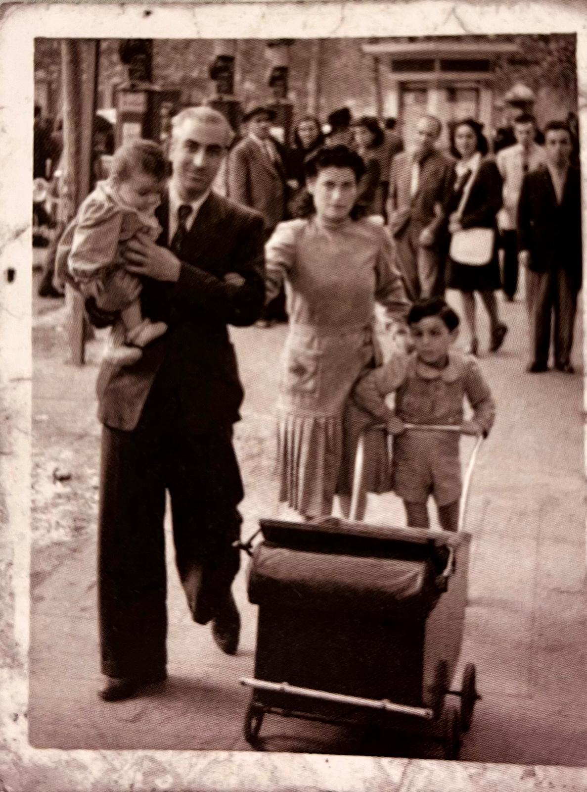 Jaime tirando del carrito con sus padres y hermano